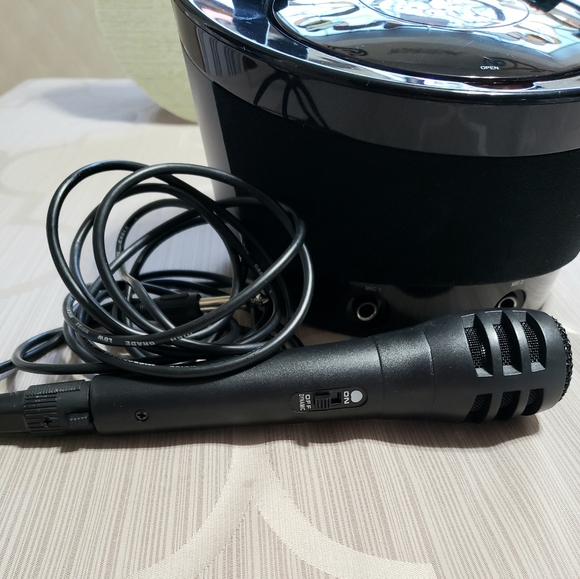 GPX Karaoke Party Machine With Microphone And CD - Picture 3 of 5